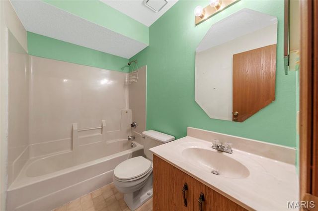 13112 Royal Pines Drive, St Louis, MO 63146