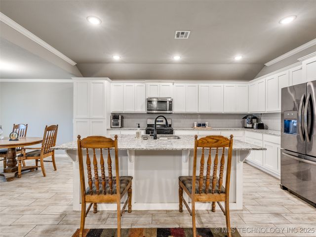 401 W Harrison Street, Chouteau, OK 74337