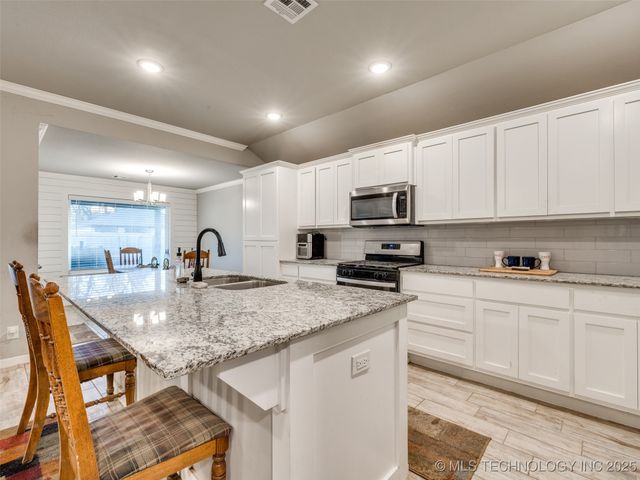 401 W Harrison Street, Chouteau, OK 74337