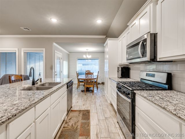 401 W Harrison Street, Chouteau, OK 74337