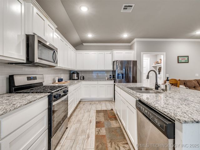 401 W Harrison Street, Chouteau, OK 74337