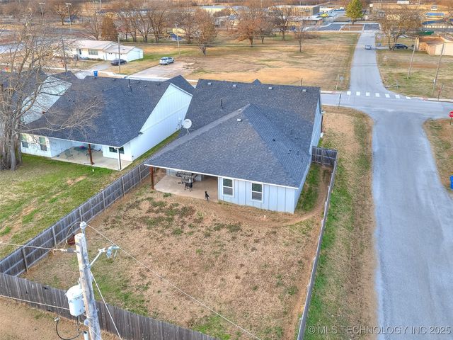401 W Harrison Street, Chouteau, OK 74337