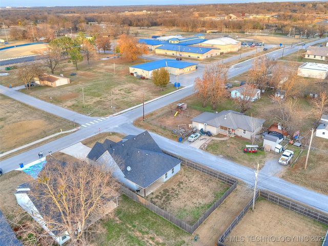 401 W Harrison Street, Chouteau, OK 74337