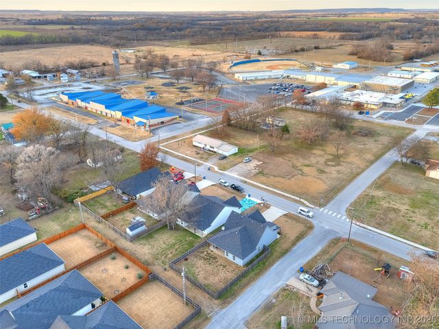 401 W Harrison Street, Chouteau, OK 74337