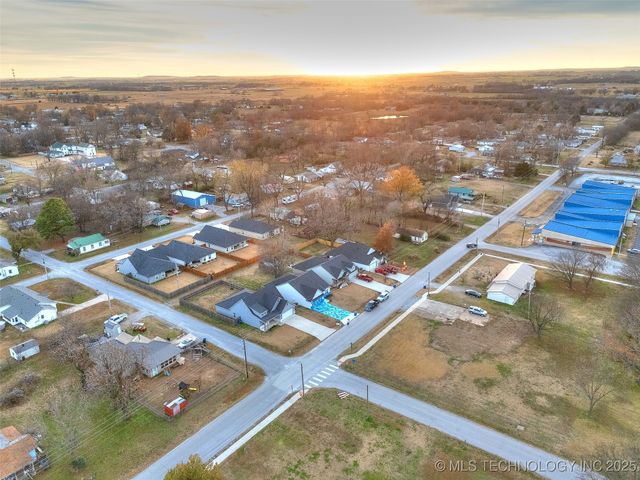 401 W Harrison Street, Chouteau, OK 74337