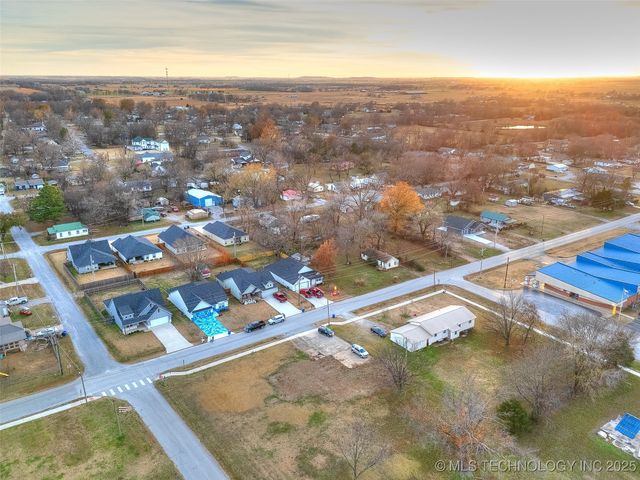 401 W Harrison Street, Chouteau, OK 74337