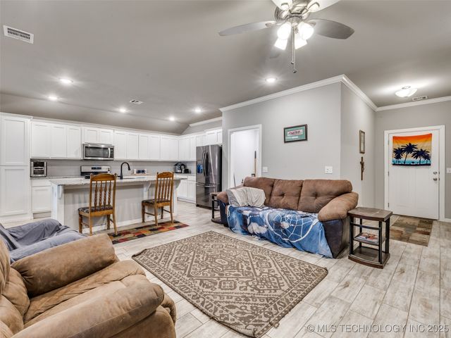 401 W Harrison Street, Chouteau, OK 74337