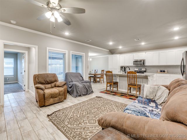 401 W Harrison Street, Chouteau, OK 74337