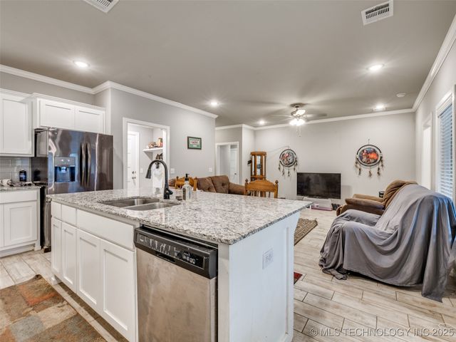 401 W Harrison Street, Chouteau, OK 74337