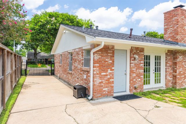 10715 Wickersham Ln, Houston, TX 77042