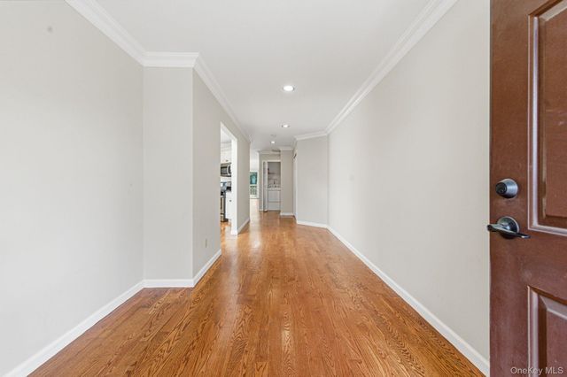 19 The Circle 19, Glen Head, NY 11545