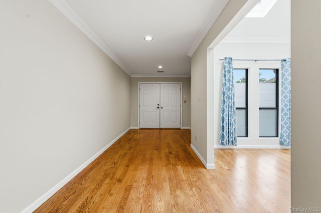 19 The Circle 19, Glen Head, NY 11545