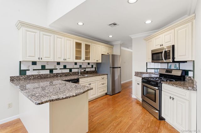 19 The Circle 19, Glen Head, NY 11545