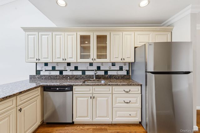 19 The Circle 19, Glen Head, NY 11545