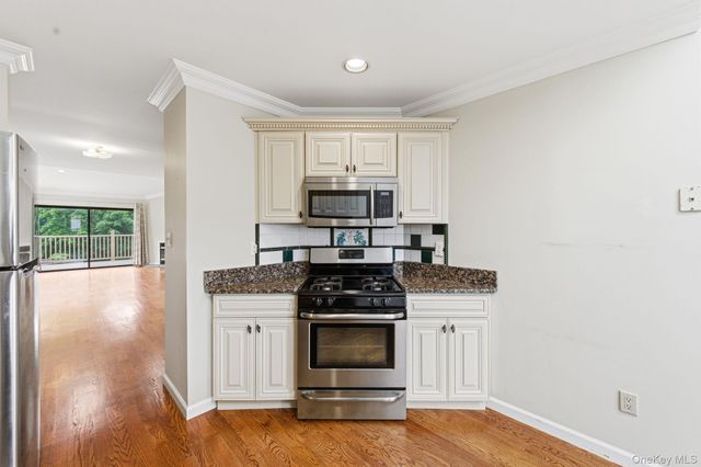 19 The Circle 19, Glen Head, NY 11545