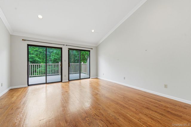 19 The Circle 19, Glen Head, NY 11545