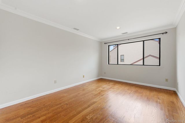 19 The Circle 19, Glen Head, NY 11545