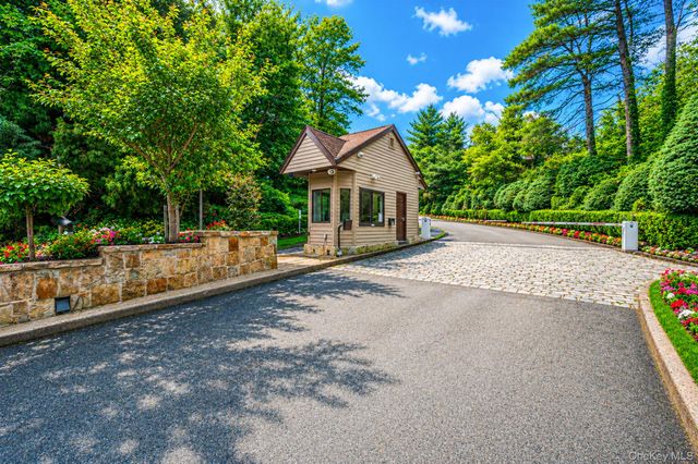 19 The Circle 19, Glen Head, NY 11545