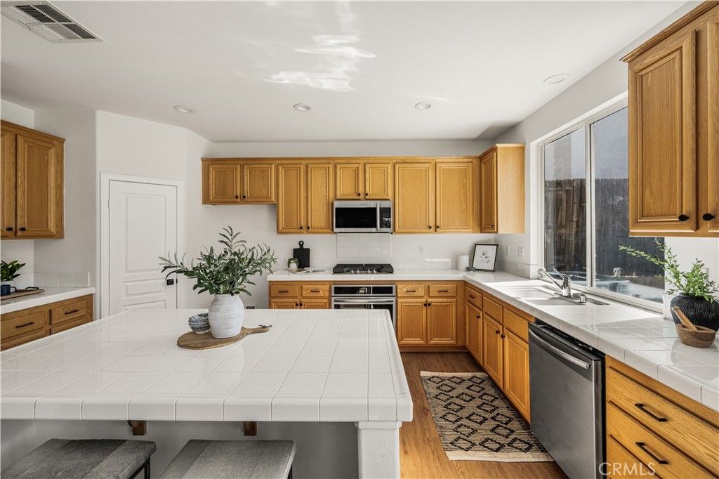 Image 5 of property listing at 966 Apricot Way, Carson, CA 90746