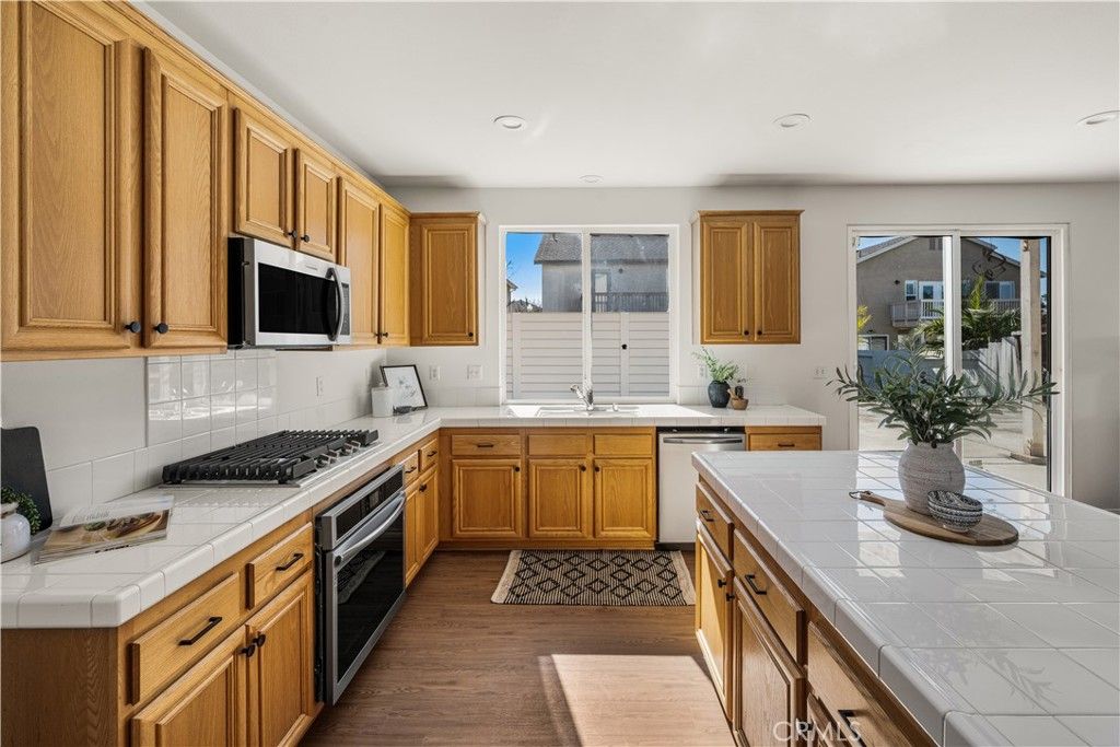 Image 6 of property listing at 966 Apricot Way, Carson, CA 90746