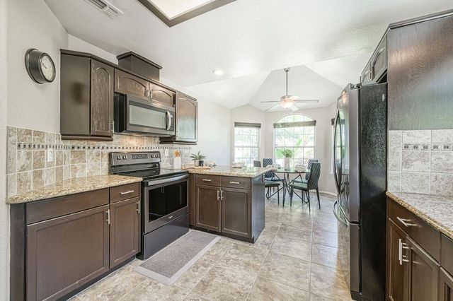1145 E Woodhaven Lane, Fresno, CA 93720