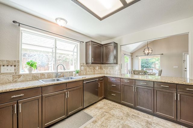 1145 E Woodhaven Lane, Fresno, CA 93720