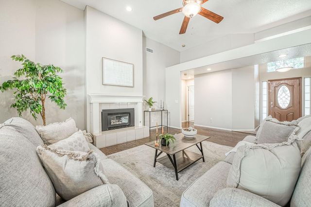 1145 E Woodhaven Lane, Fresno, CA 93720