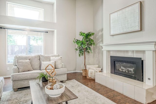 1145 E Woodhaven Lane, Fresno, CA 93720