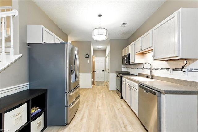 302 Dorothy DR, Yorktown, VA 23692