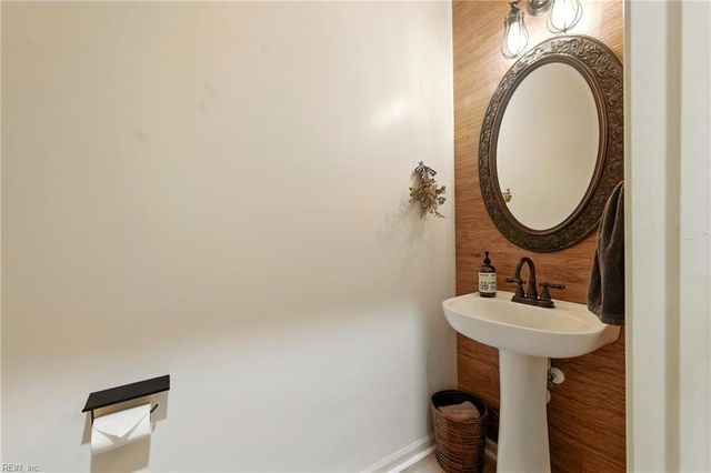 302 Dorothy DR, Yorktown, VA 23692