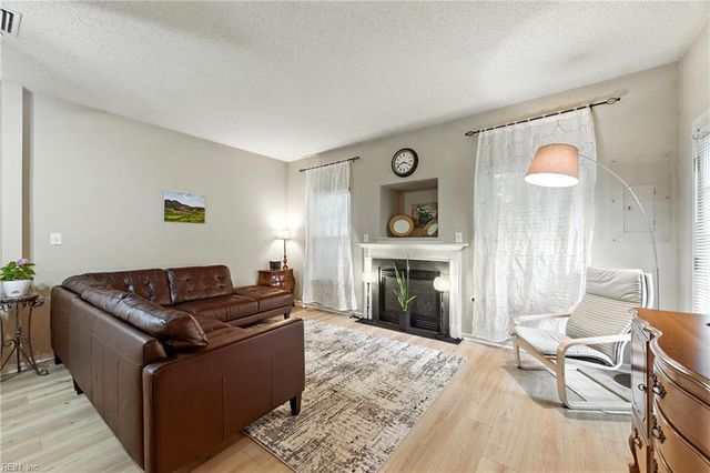 302 Dorothy DR, Yorktown, VA 23692