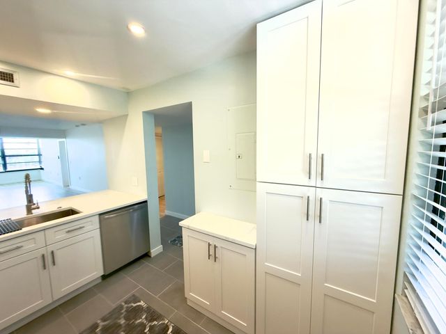 3710 WHITEHALL Drive 404, West Palm Beach, FL 33401