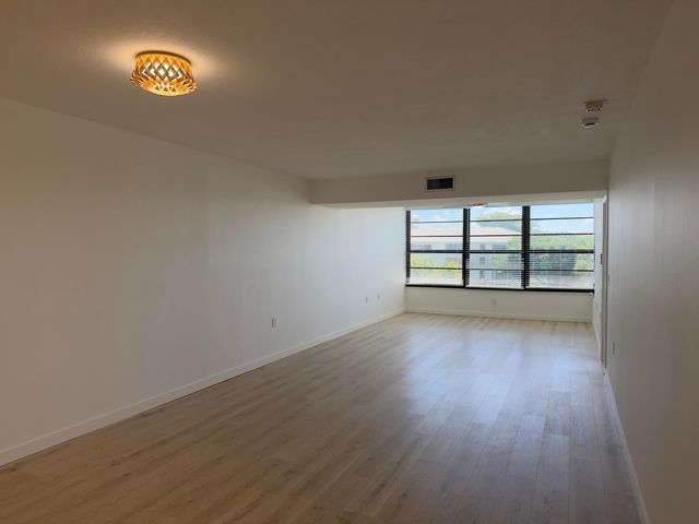 3710 WHITEHALL Drive 404, West Palm Beach, FL 33401