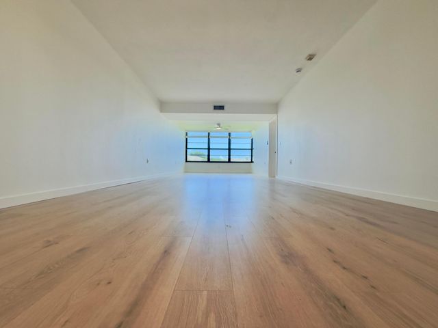 3710 WHITEHALL Drive 404, West Palm Beach, FL 33401