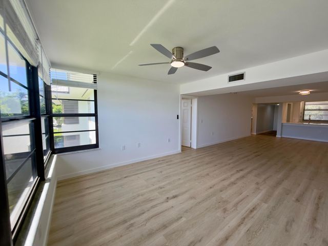 3710 WHITEHALL Drive 404, West Palm Beach, FL 33401