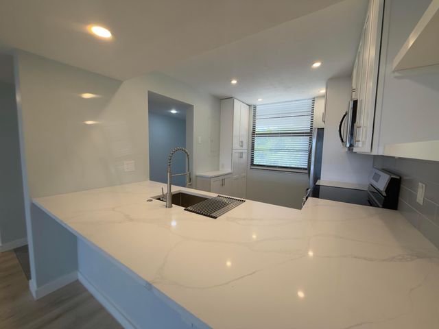 3710 WHITEHALL Drive 404, West Palm Beach, FL 33401