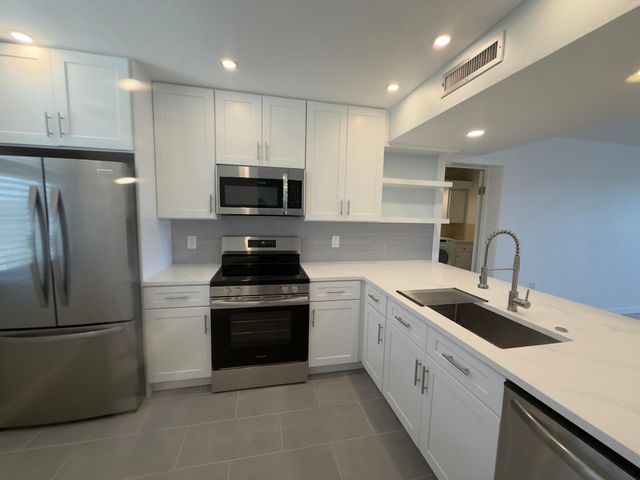 3710 WHITEHALL Drive 404, West Palm Beach, FL 33401