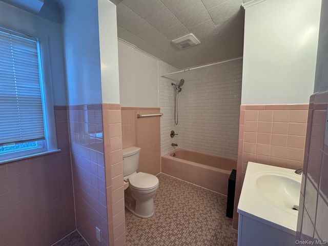 169 Lockwood Avenue 2nd Floor, Yonkers, NY 10701