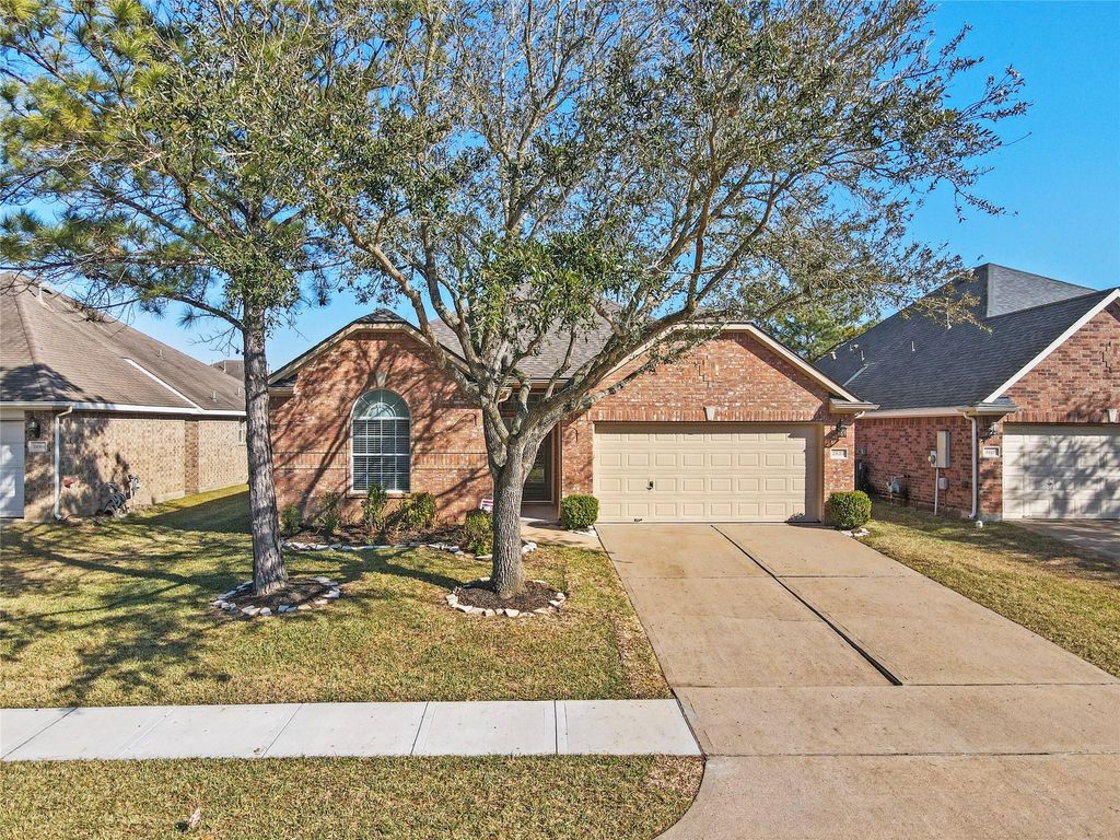 2625 Emerald Springs Court, Pearland, TX 77584