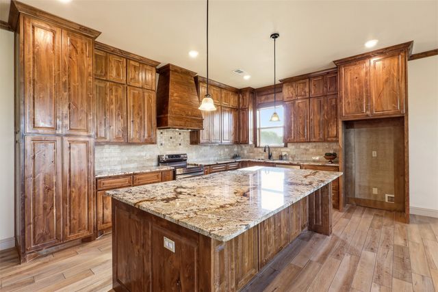 265 Delatorre Street, Trenton, TX 75490
