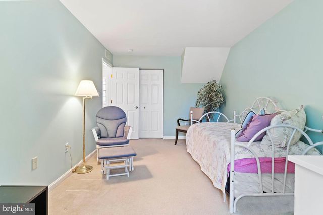 135 HUNTERS RIDGE DR, Harrisburg, PA 17110