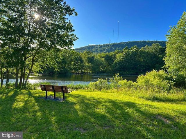 135 HUNTERS RIDGE DR, Harrisburg, PA 17110