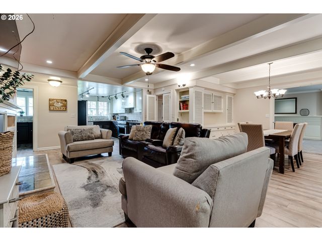 410 DARTMOOR Dr, Eugene, OR 97401