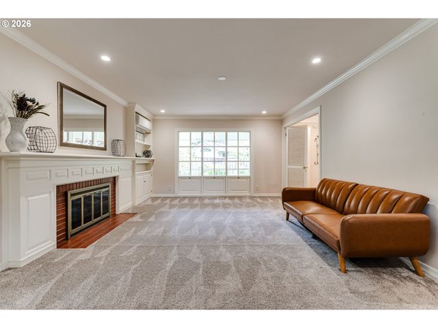 410 DARTMOOR Dr, Eugene, OR 97401