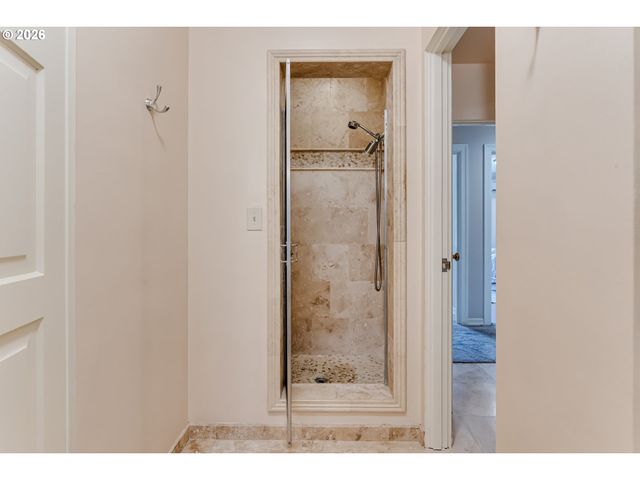 410 DARTMOOR Dr, Eugene, OR 97401