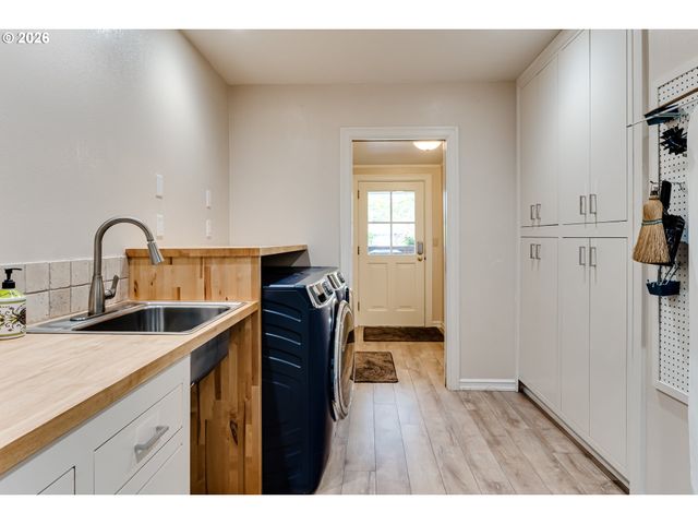 410 DARTMOOR Dr, Eugene, OR 97401