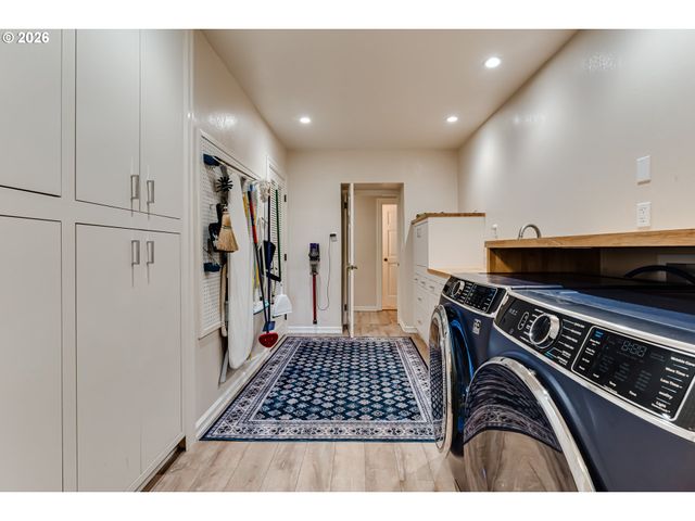 410 DARTMOOR Dr, Eugene, OR 97401