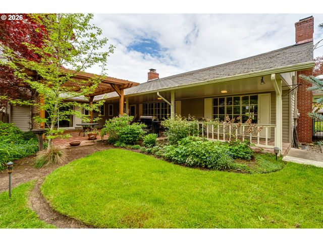 410 DARTMOOR Dr, Eugene, OR 97401