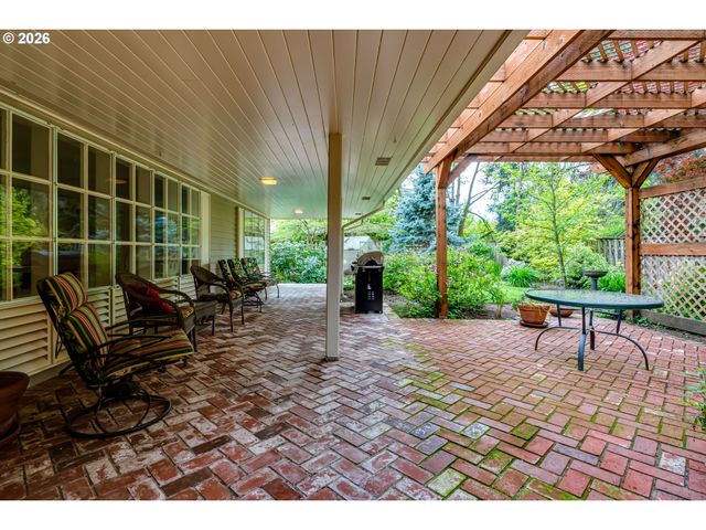 410 DARTMOOR Dr, Eugene, OR 97401