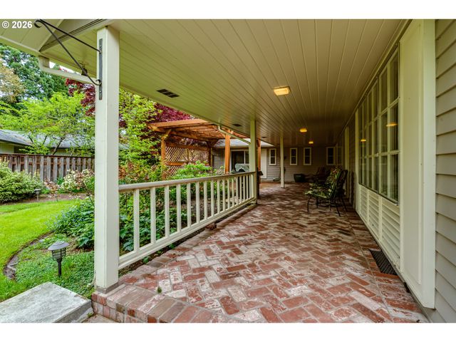 410 DARTMOOR Dr, Eugene, OR 97401